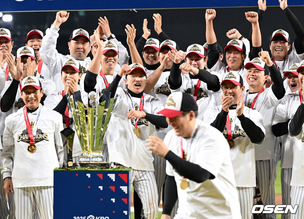 2025시즌 우승팀은 무적 LG 트윈스다. 프로야구 LG 트윈스는 31일 대전 한화생명볼파크에서 열린 2025 신한 SOL뱅크 KBO 한국시리즈(7전 4선승제) 한화 이글스와의 5차전에서 4-1로 승리했다. 정규시즌 1위 LG는 시리즈 전적 4승 1패로 통합우승 금자탑을 쌓았다. LG의 통합우승은 1990년, 1994년, 2023년에 이은 통산 4번째로, 염경엽 감독은 2023년 부임 후 3년 사이 팀을 두 차례나 정상에 올려놓는 위대한 업적을 달성했다. 2023년 1위, 2024년 3위, 2025년 1위로 KBO리그에 트윈스 왕조 시대를 활짝 열었다. MVP를 수상한 LG 김현수가 동료들의 축하를 받고 있다. 2025.10.31 /sunday@osen.co.kr