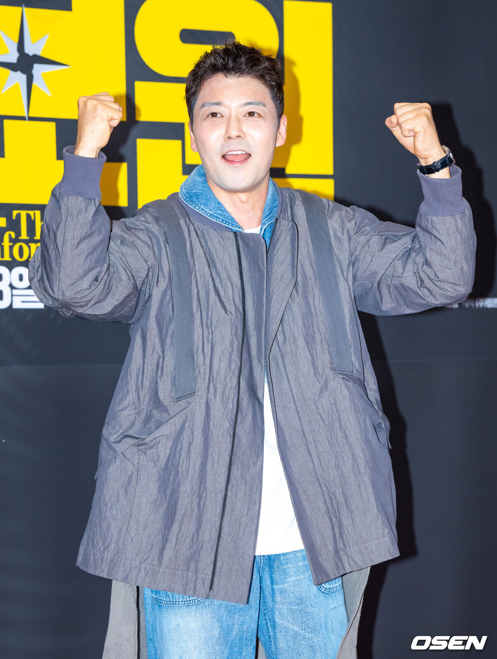 28일 오후 서울 코엑스 메가박스에서 영화 '정보원' VIP 시사회가 진행됐다.'정보원'은 강등당한 후 열정도 의지도 수사 감각도 잃은 왕년의 에이스 형사 오남혁(허성태)과 굵직한 사건들의 정보를 제공하며 눈먼 돈을 챙겨왔던 정보원 조태봉(조복래)이 우연히 큰 판에 끼어들며 벌어지는 범죄 액션 코미디 영화다.방송인 전현무가 포즈를 취하고 있다.   2025.11.28 / soul1014@osen.co.kr