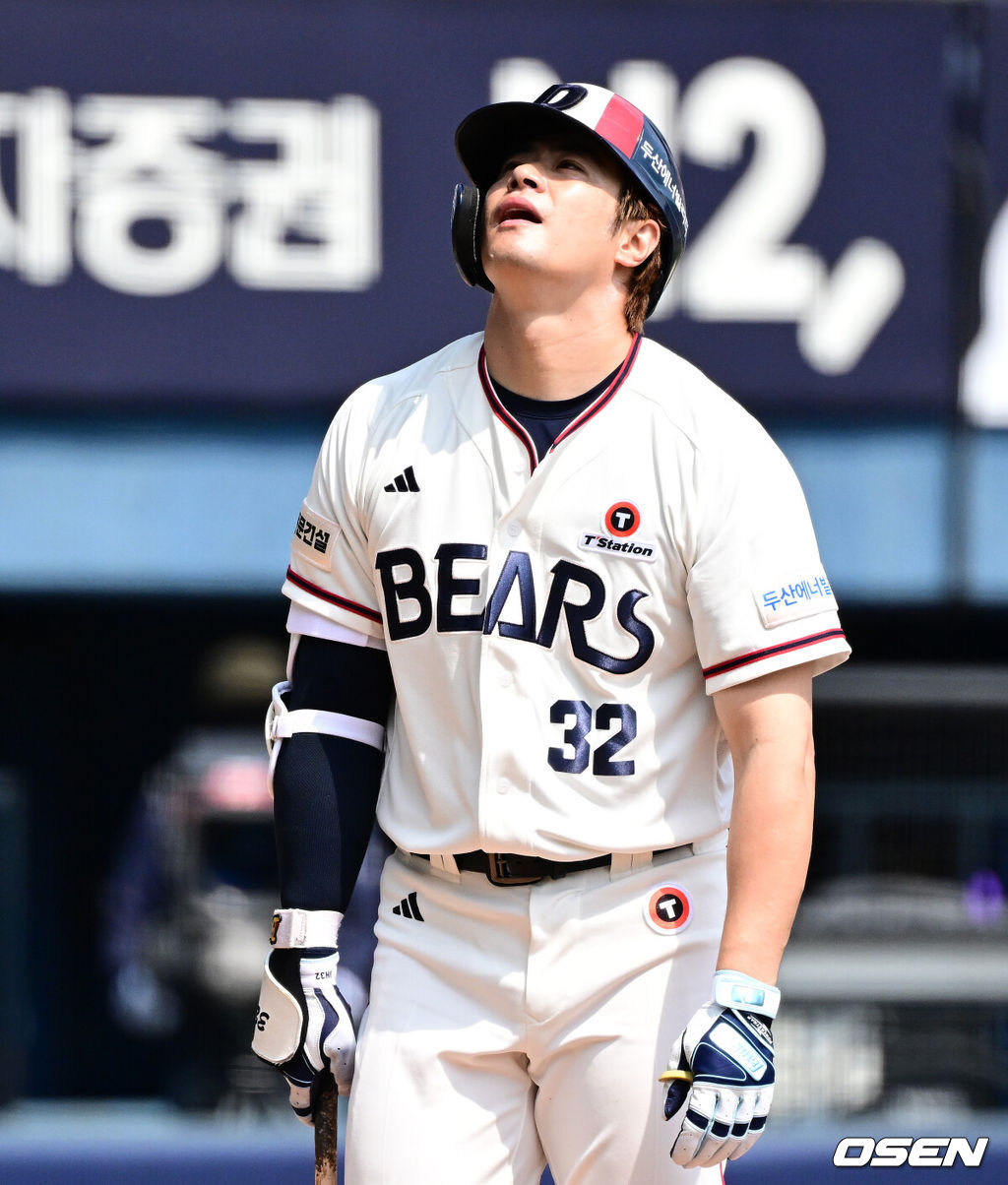 25일 서울 잠실구장에서 2025 신한 SOL Bank KBO리그 두산 베어스와 NC 다이노스의 경기가 열렸다.이날 두산은 잭로그, 콜어빈, NC는 최성용을 선발로 내세웠다.1회말 1사 만루에서 두산 김재환이 삼진을 당하며 아쉬워하고 있다. 2025.05.25 /jpnews@osen.co.kr