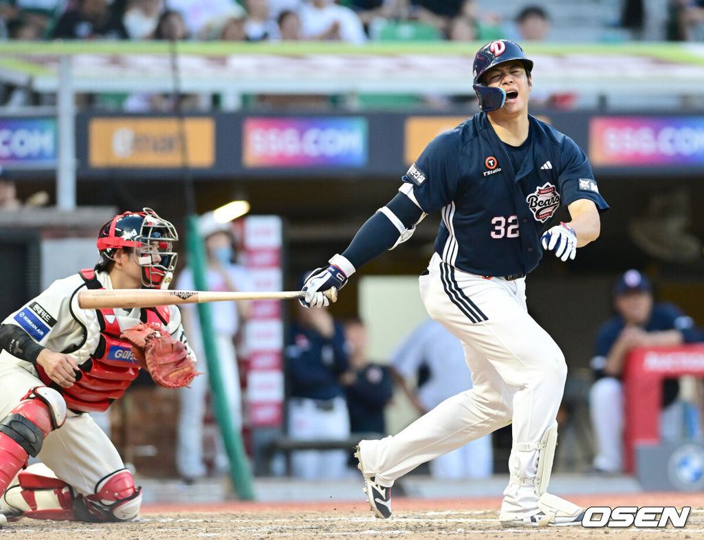 20일 인천 SSG랜더스필드에서 ‘2025 신한 SOL Bank KBO리그’ SSG 랜더스와 두산 베어스의 경기가 열렸다.SSG는 김광현, 두산은 곽빈을 선발로 내세웠다.6회초 2사 2, 3루 두산 김재환이 헛스윙 삼진아웃되고 있다.  2025.07.20 / ksl0919@osen.co.kr