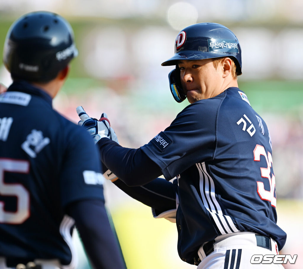 22일 인천 SSG랜더스필드에서 ‘2025 신한 SOL BANK KBO리그’ SSG 랜더스와 두산 베어스의 개막경기가 열렸다.이날 홈팀 SSG은 앤더슨을, 어웨이팀 두산은 콜어빈을 선발투수로 내세웠다.6회초 2사 주자 1,2루 두산 김재환이 우익수 왼쪽 1타점 적시타를 때린 후 1루에서 기뻐하고 있다. 2025.03.22 / rumi@osen.co.kr