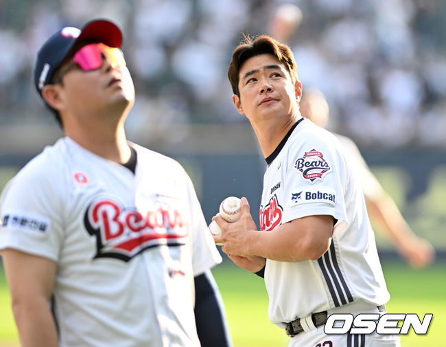 [OSEN=잠실, 이대선 기자] 27일 오후 서울 잠실야구장에서 2025 신한 SOL Bank KBO리그 두산 베어스와 SSG 랜더스의 경기가 열렸다.두산은 최승용, SSG은 김광현을 선발 투수로 내세웠다.경기에 앞서 두산 선수들이 3000만 관중 달성을 기념해 관중석을 향해 기념구를 던져주고 있다. 2025.09.27 /sunday@osen.co.kr