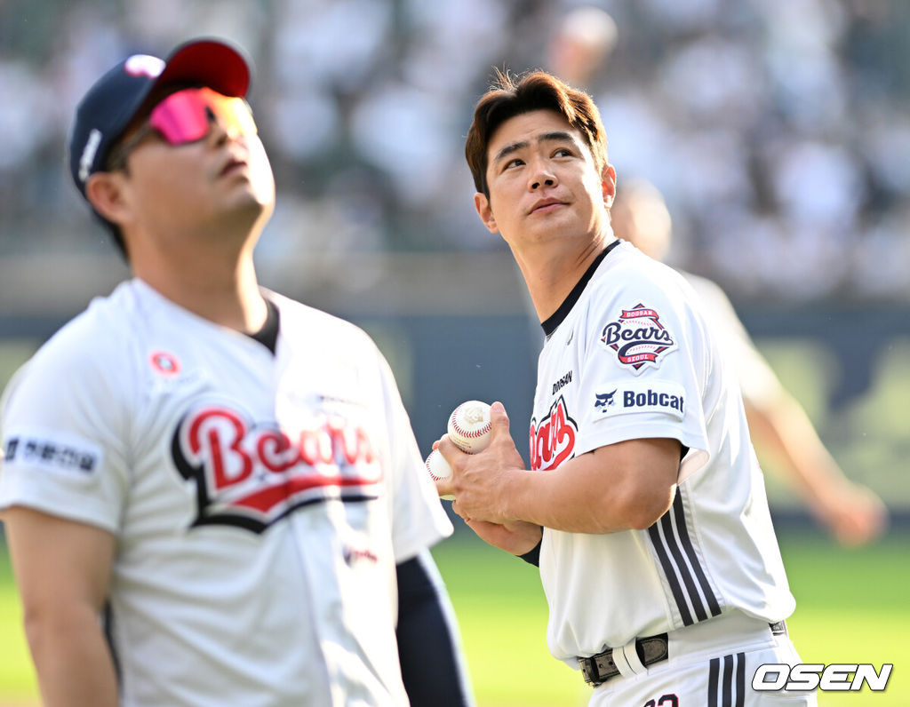 27일 오후 서울 잠실야구장에서 2025 신한 SOL Bank KBO리그 두산 베어스와 SSG 랜더스의 경기가 열렸다.두산은 최승용, SSG은 김광현을 선발 투수로 내세웠다.경기에 앞서 두산 선수들이 3000만 관중 달성을 기념해 관중석을 향해 기념구를 던져주고 있다. 2025.09.27 /sunday@osen.co.kr