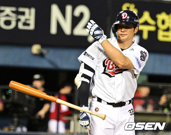 [OSEN=잠실, 지형준 기자] 프로야구 SSG 랜더스가 3연승의 휘파람을 불었다. 반면 두산 베어스는 4연패 수렁에 빠졌다.SSG는 20일 잠실구장에서 열린 원정 경기에서 5-3으로 승리했다.9회말 2사 만루에서 두산 김재환이 삼진으로 물러나며 아쉬워하고 있다. 2025.05.20 /jpnews@osen.co.kr