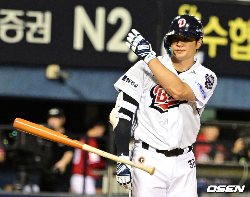 프로야구 SSG 랜더스가 3연승의 휘파람을 불었다. 반면 두산 베어스는 4연패 수렁에 빠졌다.SSG는 20일 잠실구장에서 열린 원정 경기에서 5-3으로 승리했다.9회말 2사 만루에서 두산 김재환이 삼진으로 물러나며 아쉬워하고 있다. 2025.05.20 /jpnews@osen.co.kr