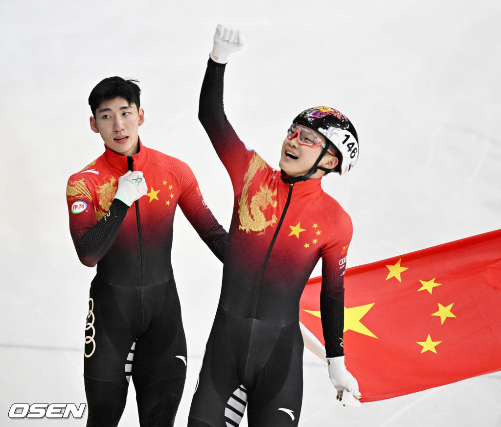 12일 서울 목동 아이스링크에서 '2023 KB금융 국제빙상경기연맹(ISU) 쇼트트랙 세계선수권대회' 본선 경기가 진행됐다.남자 5000m 계주 결승전에서 중국 린샤오쥔(한국명 임효준)이 금메달을 딴 후 세리머니를 하고 있다. 2023.03.12 / rumi@osen.co.kr