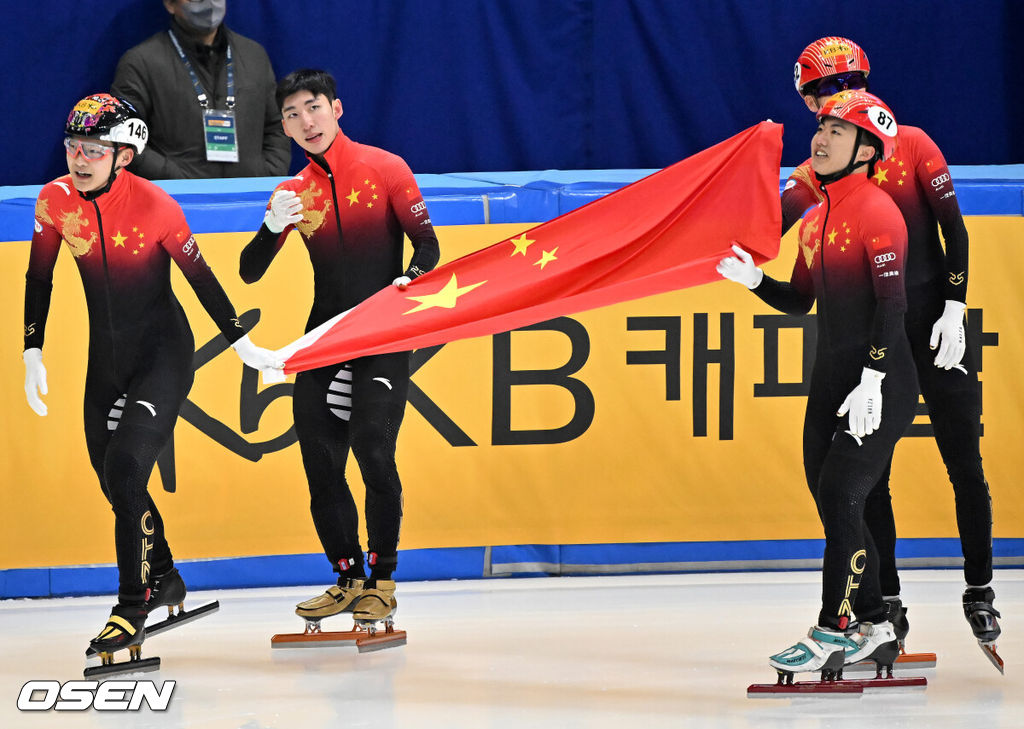 12일 서울 목동 아이스링크에서 '2023 KB금융 국제빙상경기연맹(ISU) 쇼트트랙 세계선수권대회' 본선 경기가 진행됐다.남자 5000m 계주 결승전에서 중국 린샤오쥔(한국명 임효준)이 금메달을 딴 후 세리머니를 하고 있다. 2023.03.12 / rumi@osen.co.kr