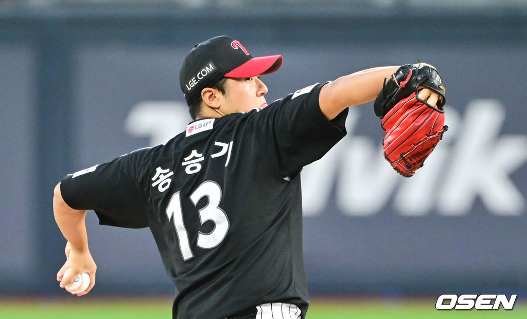 4일 오후 수원 KT 위즈 파크에서 ‘2025 신한 SOL BANK KBO리그’ KT 위즈와 LG 트윈스의 경기가 진행됐다. 이날 경기 KT는 문용익을, LG는 송승기를 선발투수로 내세웠다.1회말 LG 선발투수 송승기가 역투하고 있다.  2025.09.04 / soul1014@osen.co.kr