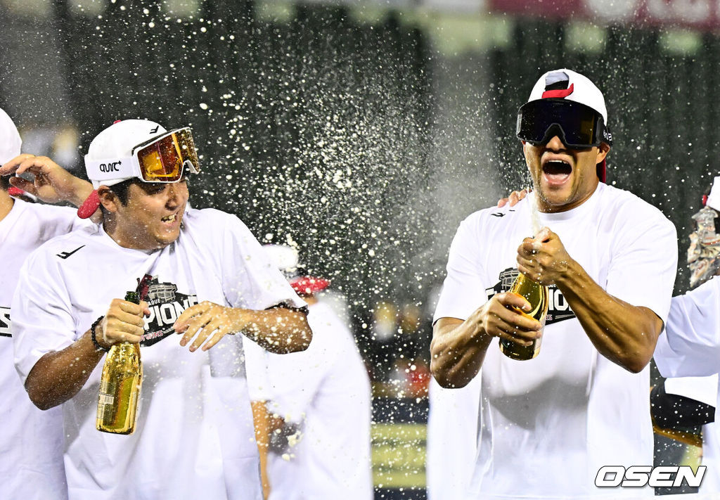 프로야구 LG 트윈스가 극적으로 2025 정규시즌 우승을 차지했다. 자력 우승이 물거품이 된 LG는 SSG 랜더스가 한화 이글스에 극적인 끝내기 승리를 거두면서 우승을 확정했다. LG는 1일 서울 잠실구장에서 열린 2025 KBO리그 NC와 시즌 마지막 경기에서 3-7로 패배했다. 이로써 LG는 85승 3무 56패로 시즌을 마쳤다. LG 송승기, 치리노스가 우승 세리머니를 하고 있다. 2025.10.01 /jpnews@osen.co.kr