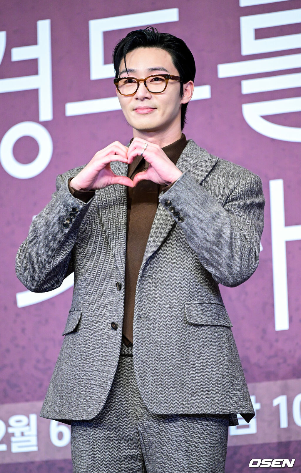 4일 오후 서울 신도림동 더링크호텔에서 JTBC 새 토일드라마 ‘경도를 기다리며’ 제작발표회가 열렸다.드라마 ‘경도를 기다리며’는 두 번의 연애 끝에 결별했던 이경도(박서준 분)와 서지우(원지안 분)가 불륜 스캔들 기사를 보도한 기자와 스캔들 당사자의 아내로 재회하게 되면서 벌어지는 이야기를 그린다.배우 박서준이 포토타임을 하고 있다. 2025.12.04 / dreamer@osen.co.kr