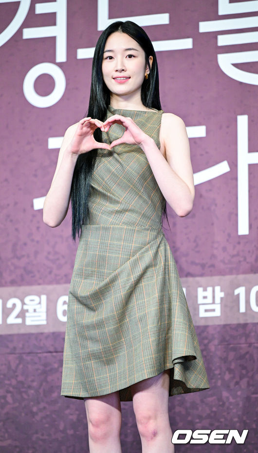 [OSEN=최규한 기자] 4일 오후 서울 신도림동 더링크호텔에서 JTBC 새 토일드라마 ‘경도를 기다리며’ 제작발표회가 열렸다.드라마 ‘경도를 기다리며’는 두 번의 연애 끝에 결별했던 이경도(박서준 분)와 서지우(원지안 분)가 불륜 스캔들 기사를 보도한 기자와 스캔들 당사자의 아내로 재회하게 되면서 벌어지는 이야기를 그린다.배우 원지안이 포토타임을 하고 있다. 2025.12.04 / dreamer@osen.co.kr