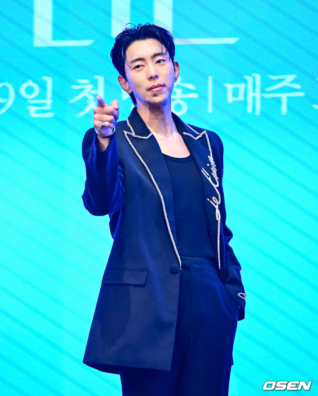 6일 오후 서울 구로구 신도림 더 세인트에서 KBS 2TV 새 주말드라마 ‘화려한 날들’ 제작발표회가 열렸다.‘화려한 날들’은 ‘인간은 누구에게나 화려한 날들이 있다. 지금이든, 과거에서든, 앞으로든. 각기 다른 의미로 만나게 되는 화려한 날들에 대한 세대 공감 가족 멜로 이야기’다. 배우 윤현민이 포토타임을 하고 있다. 2025.08.06 / jpnews@osen.co.kr