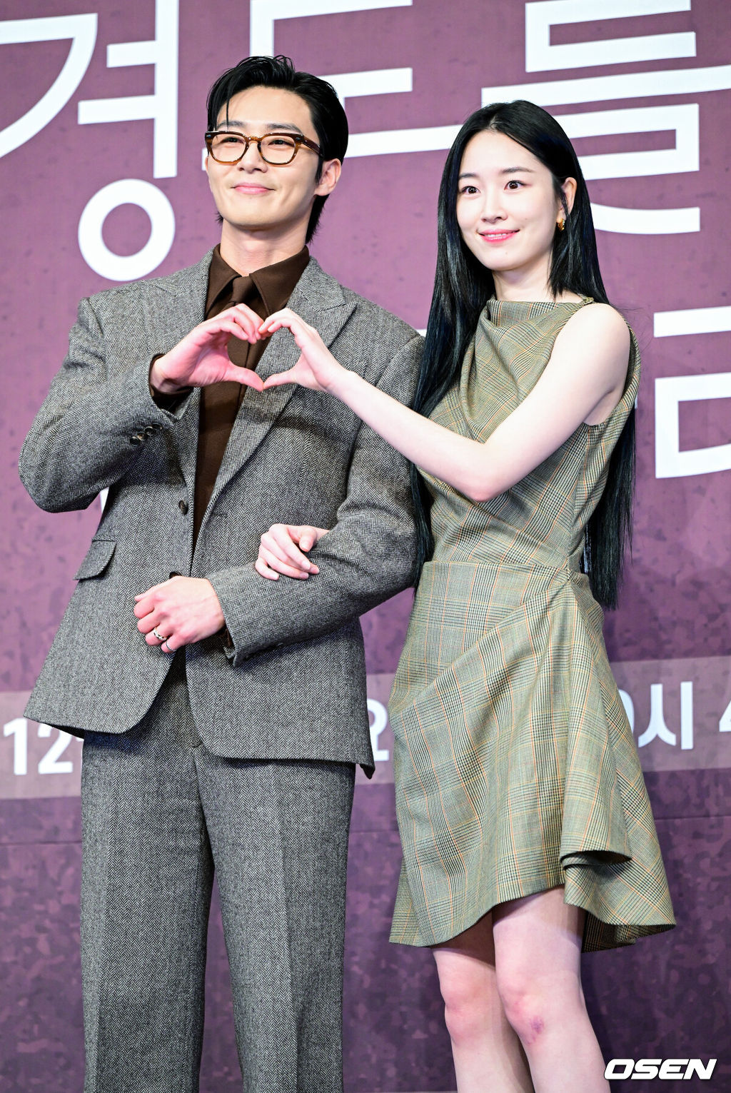 4일 오후 서울 신도림동 더링크호텔에서 JTBC 새 토일드라마 ‘경도를 기다리며’ 제작발표회가 열렸다.드라마 ‘경도를 기다리며’는 두 번의 연애 끝에 결별했던 이경도(박서준 분)와 서지우(원지안 분)가 불륜 스캔들 기사를 보도한 기자와 스캔들 당사자의 아내로 재회하게 되면서 벌어지는 이야기를 그린다.배우 박서준과 원지안이 포토타임을 하고 있다. 2025.12.04 / dreamer@osen.co.kr