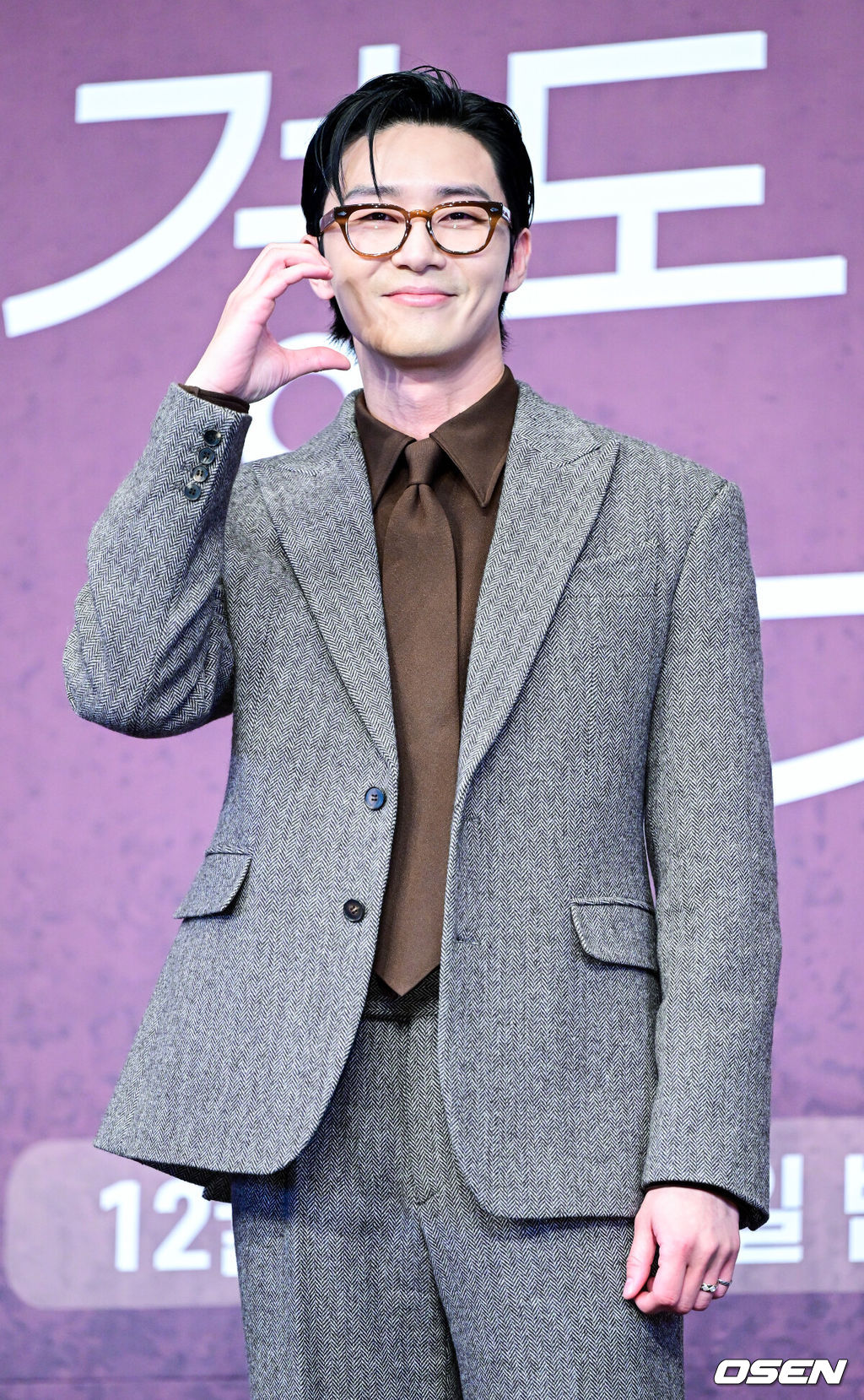 4일 오후 서울 신도림동 더링크호텔에서 JTBC 새 토일드라마 ‘경도를 기다리며’ 제작발표회가 열렸다.드라마 ‘경도를 기다리며’는 두 번의 연애 끝에 결별했던 이경도(박서준 분)와 서지우(원지안 분)가 불륜 스캔들 기사를 보도한 기자와 스캔들 당사자의 아내로 재회하게 되면서 벌어지는 이야기를 그린다.배우 박서준이 포토타임을 하고 있다. 2025.12.04 / dreamer@osen.co.kr