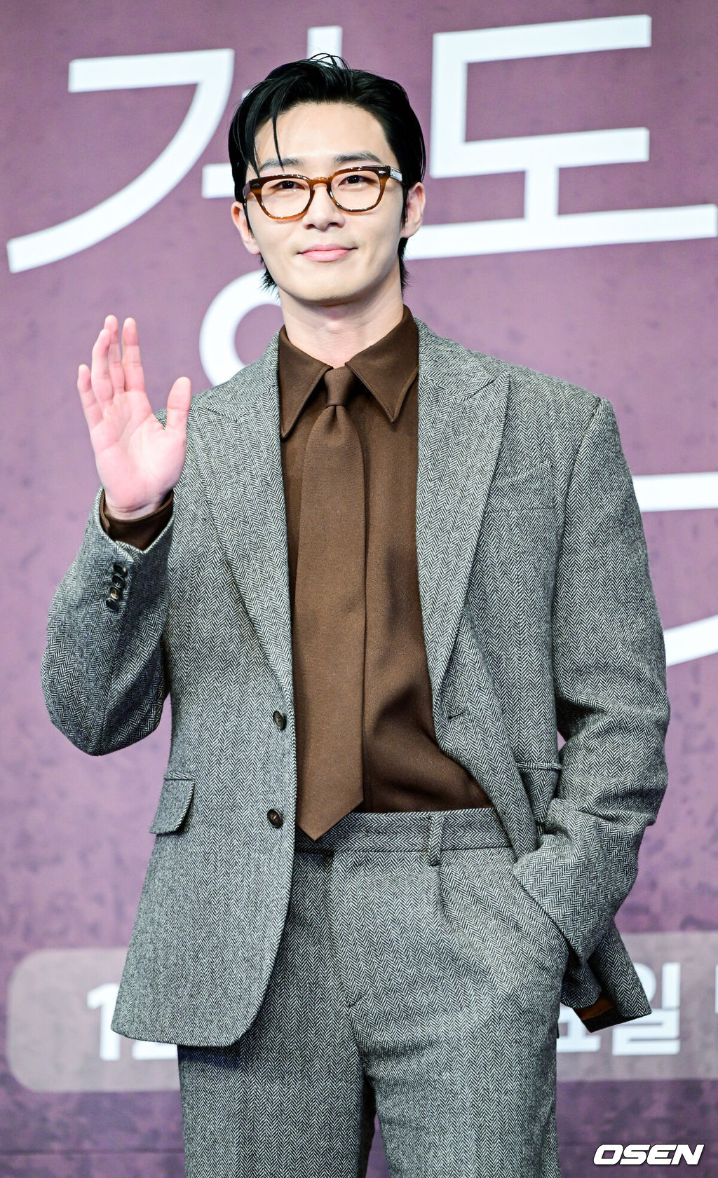 4일 오후 서울 신도림동 더링크호텔에서 JTBC 새 토일드라마 ‘경도를 기다리며’ 제작발표회가 열렸다.드라마 ‘경도를 기다리며’는 두 번의 연애 끝에 결별했던 이경도(박서준 분)와 서지우(원지안 분)가 불륜 스캔들 기사를 보도한 기자와 스캔들 당사자의 아내로 재회하게 되면서 벌어지는 이야기를 그린다.배우 박서준이 포토타임을 하고 있다. 2025.12.04 / dreamer@osen.co.kr