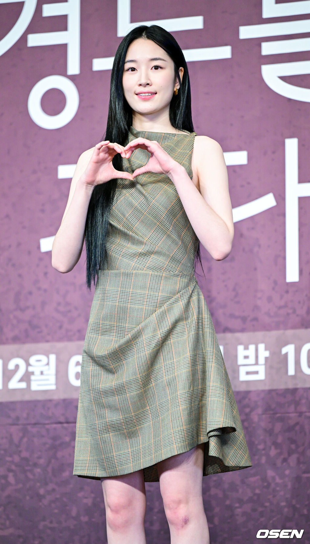 4일 오후 서울 신도림동 더링크호텔에서 JTBC 새 토일드라마 ‘경도를 기다리며’ 제작발표회가 열렸다.드라마 ‘경도를 기다리며’는 두 번의 연애 끝에 결별했던 이경도(박서준 분)와 서지우(원지안 분)가 불륜 스캔들 기사를 보도한 기자와 스캔들 당사자의 아내로 재회하게 되면서 벌어지는 이야기를 그린다.배우 원지안이 포토타임을 하고 있다. 2025.12.04 / dreamer@osen.co.kr