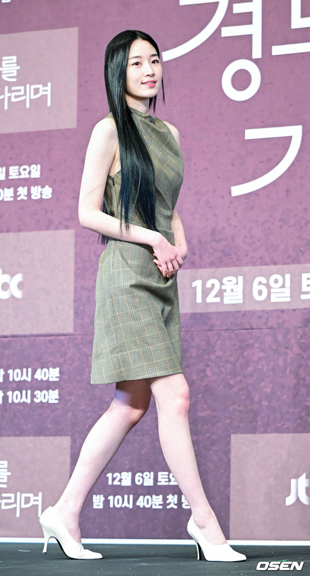 4일 오후 서울 신도림동 더링크호텔에서 JTBC 새 토일드라마 ‘경도를 기다리며’ 제작발표회가 열렸다.드라마 ‘경도를 기다리며’는 두 번의 연애 끝에 결별했던 이경도(박서준 분)와 서지우(원지안 분)가 불륜 스캔들 기사를 보도한 기자와 스캔들 당사자의 아내로 재회하게 되면서 벌어지는 이야기를 그린다.배우 원지안이 포토타임을 하고 있다. 2025.12.04 / dreamer@osen.co.kr