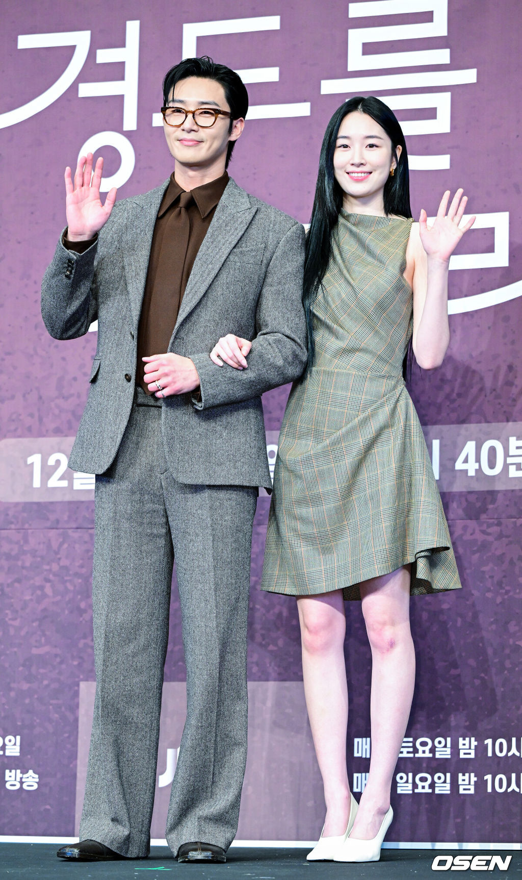 4일 오후 서울 신도림동 더링크호텔에서 JTBC 새 토일드라마 ‘경도를 기다리며’ 제작발표회가 열렸다.드라마 ‘경도를 기다리며’는 두 번의 연애 끝에 결별했던 이경도(박서준 분)와 서지우(원지안 분)가 불륜 스캔들 기사를 보도한 기자와 스캔들 당사자의 아내로 재회하게 되면서 벌어지는 이야기를 그린다.배우 박서준과 원지안이 포토타임을 하고 있다. 2025.12.04 / dreamer@osen.co.kr