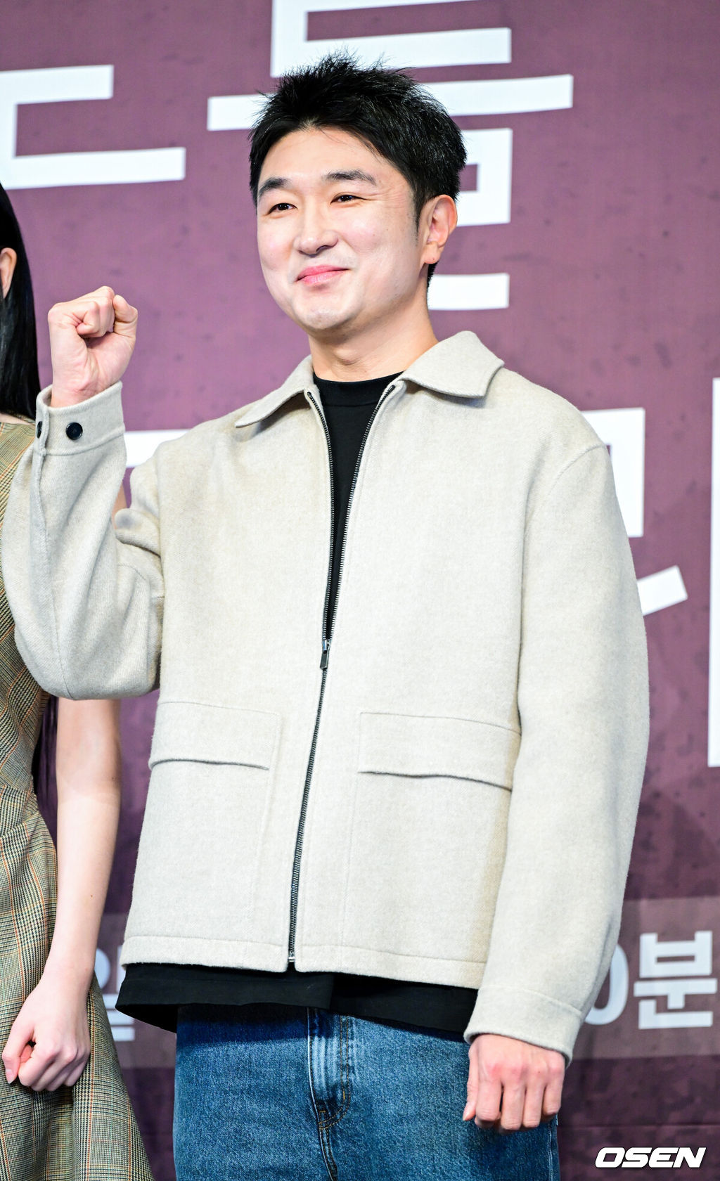 4일 오후 서울 신도림동 더링크호텔에서 JTBC 새 토일드라마 ‘경도를 기다리며’ 제작발표회가 열렸다.드라마 ‘경도를 기다리며’는 두 번의 연애 끝에 결별했던 이경도(박서준 분)와 서지우(원지안 분)가 불륜 스캔들 기사를 보도한 기자와 스캔들 당사자의 아내로 재회하게 되면서 벌어지는 이야기를 그린다.임현욱 연출이 포토타임을 하고 있다. 2025.12.04 / dreamer@osen.co.kr