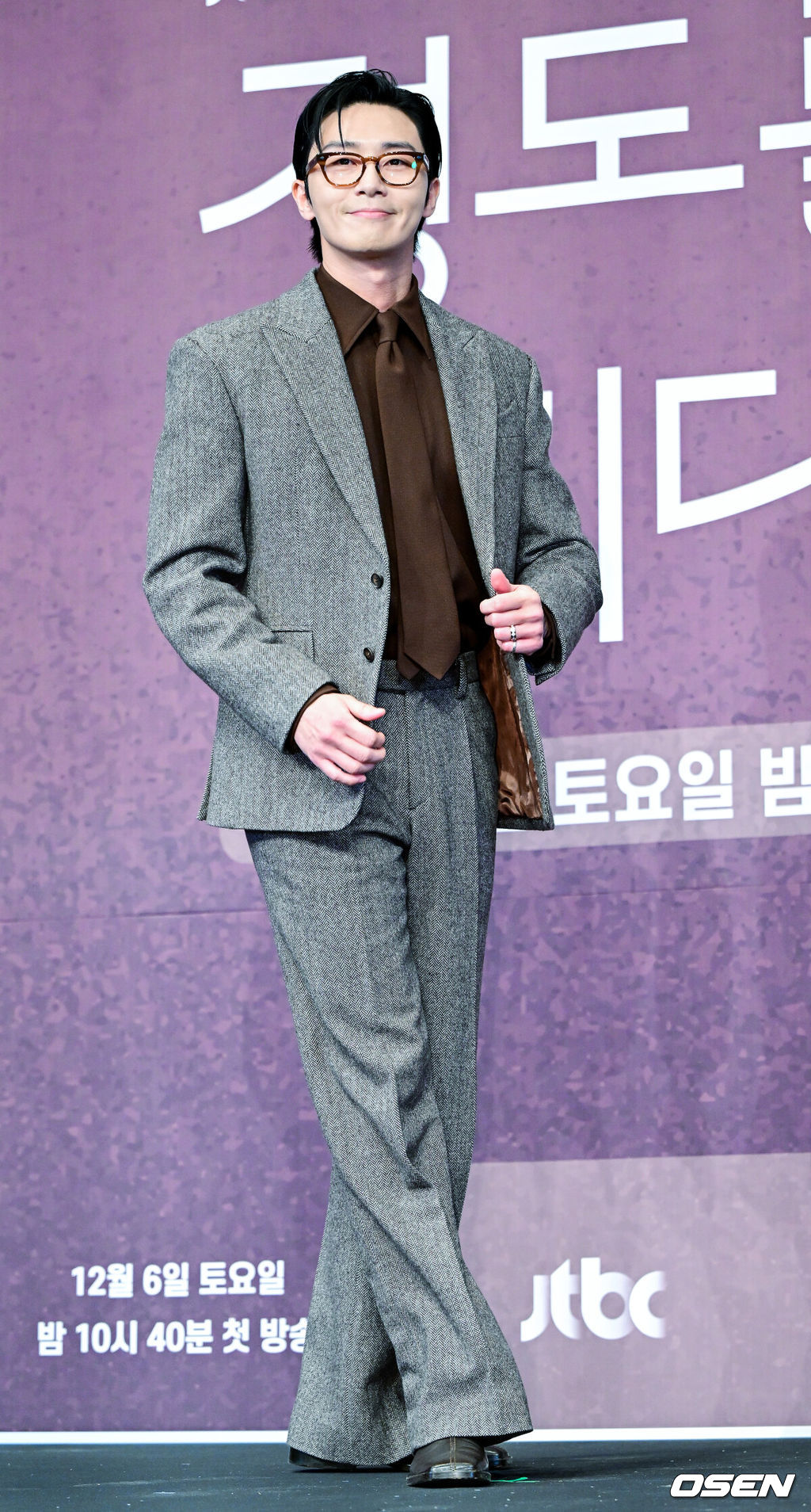 4일 오후 서울 신도림동 더링크호텔에서 JTBC 새 토일드라마 ‘경도를 기다리며’ 제작발표회가 열렸다.드라마 ‘경도를 기다리며’는 두 번의 연애 끝에 결별했던 이경도(박서준 분)와 서지우(원지안 분)가 불륜 스캔들 기사를 보도한 기자와 스캔들 당사자의 아내로 재회하게 되면서 벌어지는 이야기를 그린다.배우 박서준이 포토타임을 하고 있다. 2025.12.04 / dreamer@osen.co.kr