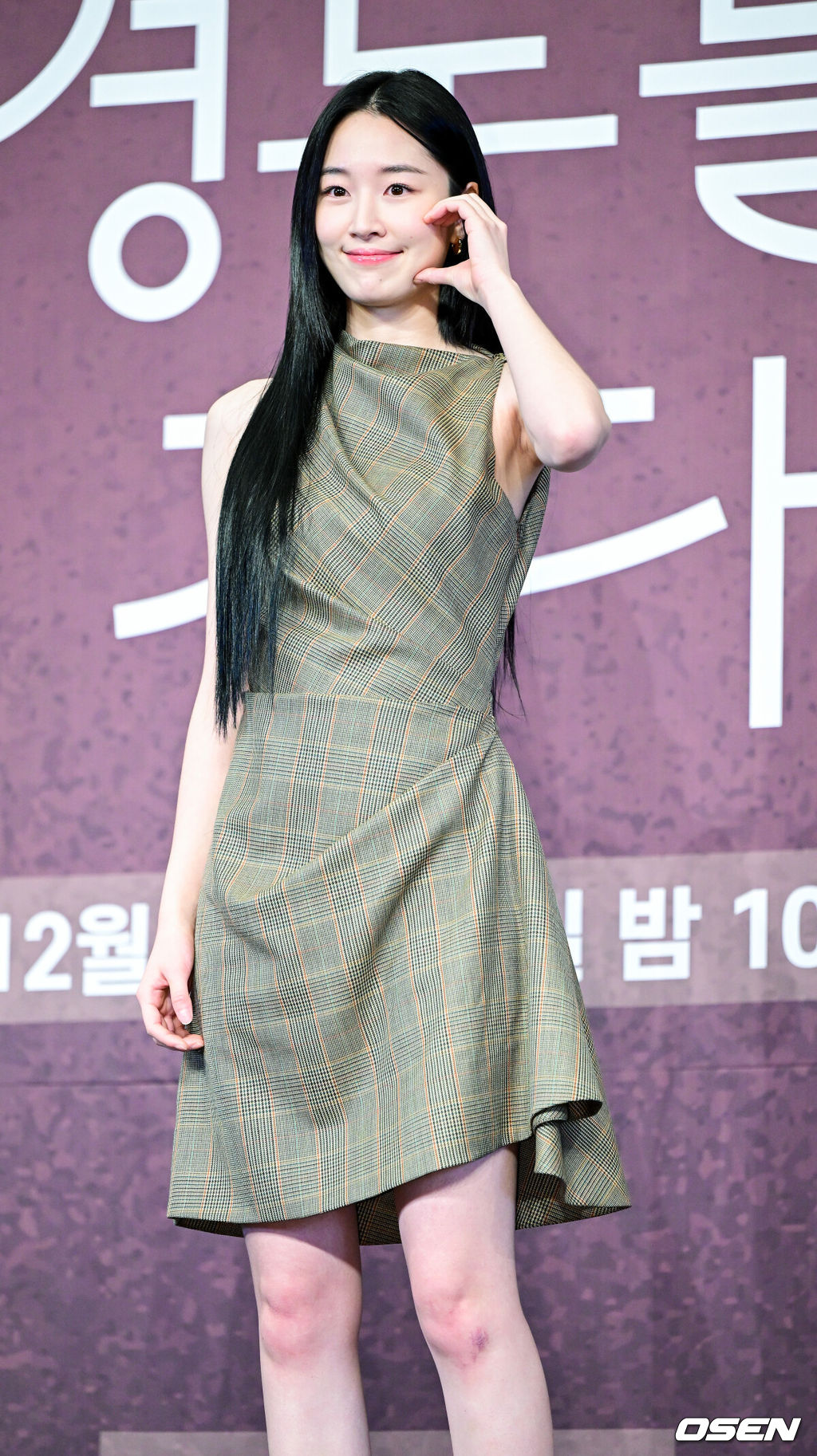 4일 오후 서울 신도림동 더링크호텔에서 JTBC 새 토일드라마 ‘경도를 기다리며’ 제작발표회가 열렸다.드라마 ‘경도를 기다리며’는 두 번의 연애 끝에 결별했던 이경도(박서준 분)와 서지우(원지안 분)가 불륜 스캔들 기사를 보도한 기자와 스캔들 당사자의 아내로 재회하게 되면서 벌어지는 이야기를 그린다.배우 원지안이 포토타임을 하고 있다. 2025.12.04 / dreamer@osen.co.kr