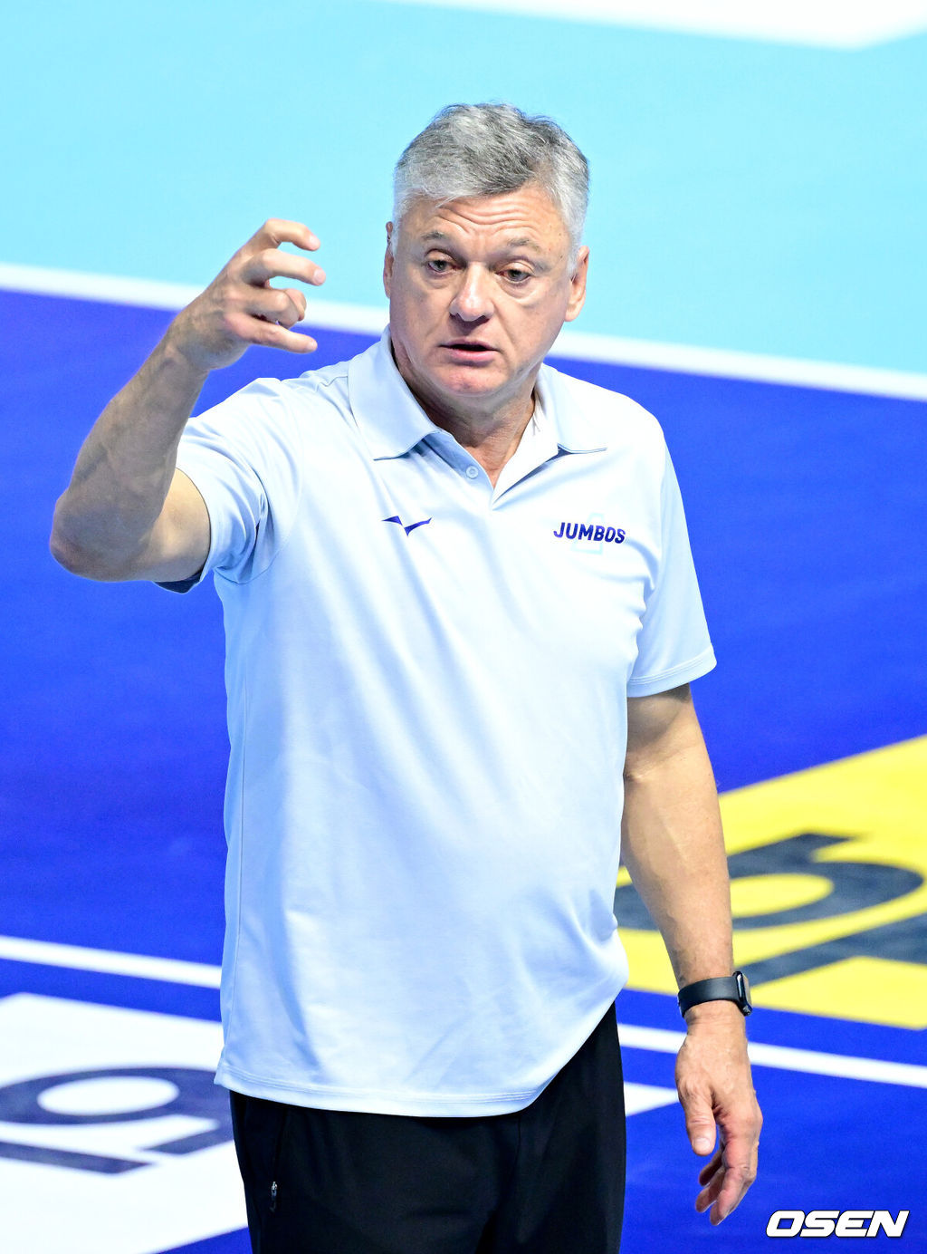 21일 오후 인천 계양체육관에서 ‘진에어 2025~2026 프로배구 V리그’ 대한항공과 OK저축은행의 경기가 열렸다.홈팀 대한항공은 6승 1패 승점 17, 방문팀 OK저축은행은 3승 5패 승점 9를 마크하고 있다.1세트, 대한항공 헤난 달 조토 감독이 작전 지시를 내리고 있다. 2025.11.21 / dreamer@osen.co.kr