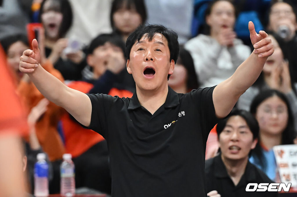 9일 부산 강서실내체육관에서 진에어 2025-2026 V리그 남자부 OK저축은행과 KB손해보험의 경기가 열렸다. 홈 2연승을 기록중인 OK저축은행이 이번 경기에서도 승리, 연승을 이어갈지 기대된다.OK저축은행 신영철 감독이 차지환의 블로킹 득점에 환호하고 있다. 2025.12.09 / foto0307@osen.co.kr