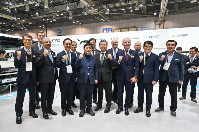 '월드 하이드로젠 엑스포 2025' 현대차그룹 부스에서 주요 관계자들이 기념 촬영을 하고 있다. 앞줄 왼쪽부터 강남훈 한국자동차모빌리티산업협회(KAMA) 회장, 산지브 람바(Sanjiv Lamba) 린데 CEO, 이용배 현대로템 사장, 김성환 기후에너지환경부 장관, 장재훈 현대차그룹 부회장, 프랑수아 자코브(François Jackow) 에어리퀴드그룹 회장, 양희원 현대차그룹 사장, 김동일 보령시 시장.
