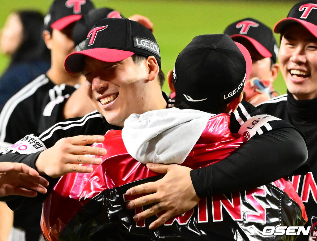 이변은 없었다. 2025시즌 우승팀은 무적 LG 트윈스다. 프로야구 LG 트윈스는 31일 대전 한화생명볼파크에서 열린 2025 신한 SOL뱅크 KBO 한국시리즈(7전 4선승제) 한화 이글스와의 5차전에서 4-1로 승리했다.정규시즌 1위 LG는 시리즈 전적 4승 1패로 통합우승 금자탑을 쌓았다. LG의 통합우승은 1990년, 1994년, 2023년에 이은 통산 4번째로, 염경엽 감독은 2023년 부임 후 3년 사이 팀을 두 차례나 정상에 올려놓는 위대한 업적을 달성했다. 2023년 1위, 2024년 3위, 2025년 1위로 KBO리그에 트윈스 왕조 시대를 활짝 열었다. 반면 2위 한화는 플레이오프를 거쳐 2006년 이후 19년 만에 한국시리즈 무대를 밟았지만, LG의 벽을 넘지 못하며 1999년 이후 26년 만에 통산 두 번째 우승이 무산됐다. LG 염경엽 감독이 김현수와 우승을 기뻐하고 있다. 2025.10.31 /jpnews@osen.co.kr