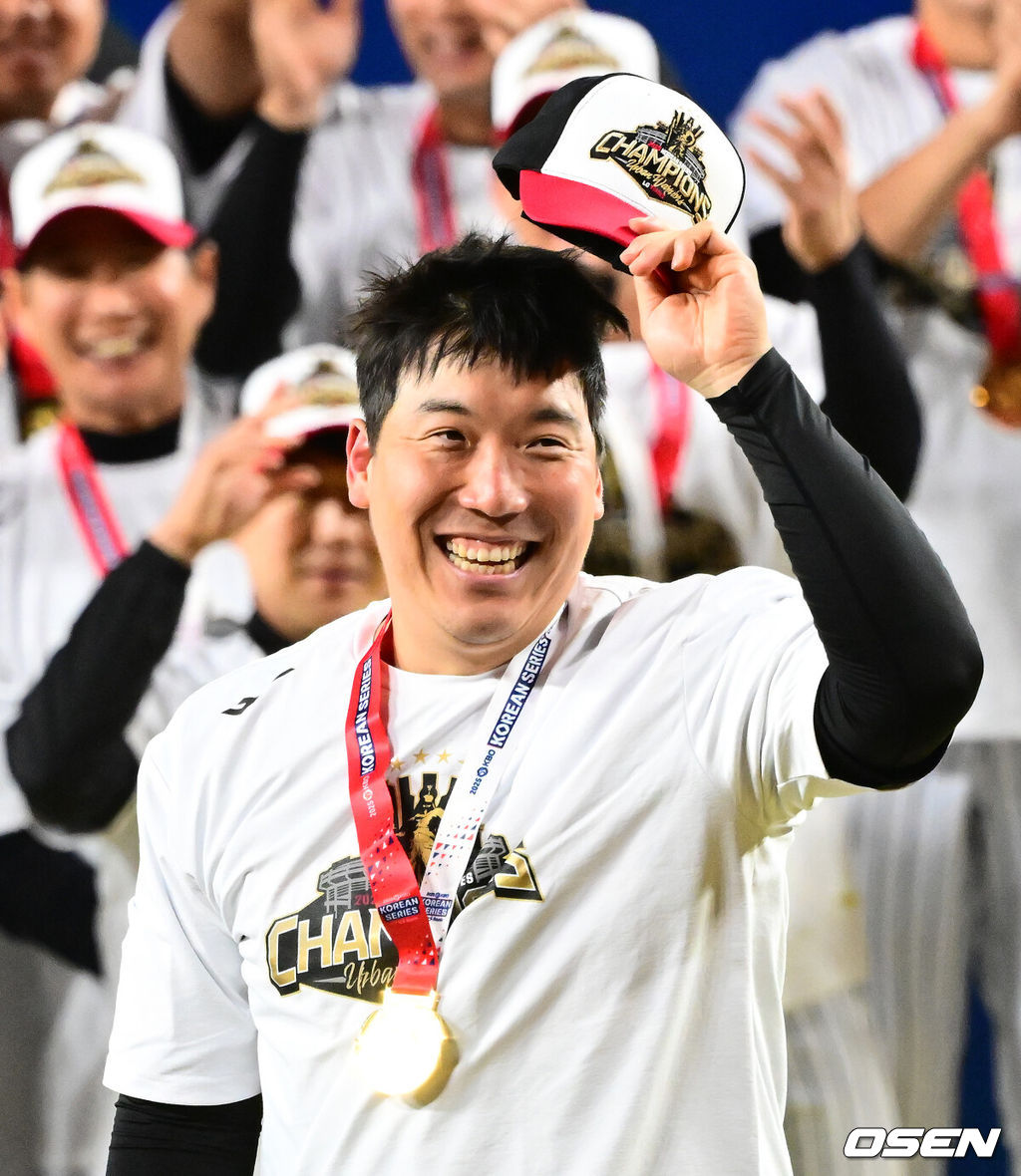 이변은 없었다. 2025시즌 우승팀은 무적 LG 트윈스다. 프로야구 LG 트윈스는 31일 대전 한화생명볼파크에서 열린 2025 신한 SOL뱅크 KBO 한국시리즈(7전 4선승제) 한화 이글스와의 5차전에서 4-1로 승리했다.정규시즌 1위 LG는 시리즈 전적 4승 1패로 통합우승 금자탑을 쌓았다. LG의 통합우승은 1990년, 1994년, 2023년에 이은 통산 4번째로, 염경엽 감독은 2023년 부임 후 3년 사이 팀을 두 차례나 정상에 올려놓는 위대한 업적을 달성했다. 2023년 1위, 2024년 3위, 2025년 1위로 KBO리그에 트윈스 왕조 시대를 활짝 열었다. 반면 2위 한화는 플레이오프를 거쳐 2006년 이후 19년 만에 한국시리즈 무대를 밟았지만, LG의 벽을 넘지 못하며 1999년 이후 26년 만에 통산 두 번째 우승이 무산됐다. MVP에 선정된 LG 김현수가 팬들에게 인사를 건네고 있다. 2025.10.31 /jpnews@osen.co.kr