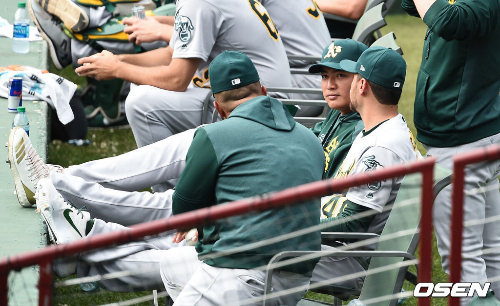추신수(37·텍사스)가 멀티 히트 활약을 펼쳤지만 텍사스 레인저스는 연승 잇기에 실패했다.추신수는 10일(이하 한국시간) 미국 텍사스주 알링턴 글로브라이프파크에서 열린 ‘2019 메이저리그(MLB)’ 오클랜드 애슬레틱스와의 경기에 1번-지명타자로 선발 출장했다. 경기중 오클랜드 왕웨이중이 외야 불펜서 동료들과 이야기를 나누고 있다. / soul1014@osen.co.kr