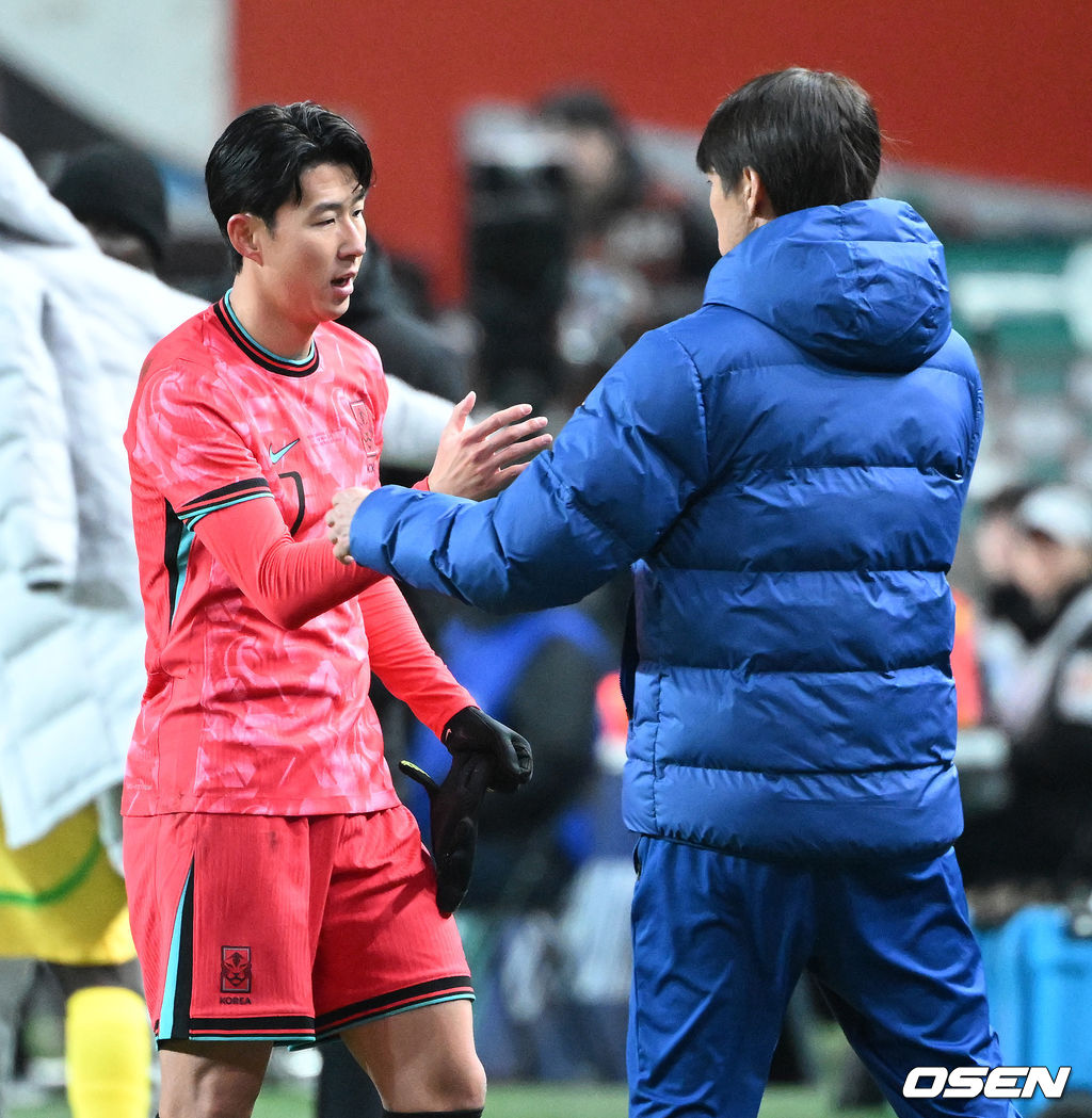 홍명보호가 어려운 경기 끝에 2025년 마지막 A매치를 승리로 장식했다.홍명보 감독이 이끄는 한국 축구대표팀은 18일 오후 8시 서울월드컵경기장에서 열린 11월 A매치 두 번째 친선경기에서 '아프리카 강호' 가나를 상대로 1-0 승리했다.내달 2026 국제축구연맹(FIFA) 북중미 월드컵 조 추첨을 앞두고 열리는 마지막 평가전이었다. 한국은 가나까지 잡아내면서 사상 최초로 월드컵 포트 2를 확정하게 됐다.후반 대한민국 손흥민이 교체되며 홍명보 감독과 하이파이브를 나누고 있다. 2025.11.18 /sunday@osen.co.kr