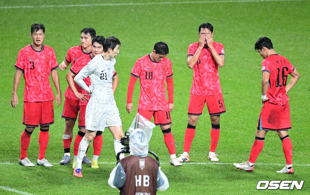 홍명보 감독이 이끄는 대한민국 남자 축구 국가대표팀은 10일 서울월드컵경기장에서 '세계 최강' 브라질을 상대로 A매치 평가전을 치러 이스테방(첼시)과 호드리구(레알 마드리드)에게 나란히 2골을 허용하면서 0-5로 대패했다.한국은 1999년 이후 26년 만에 브라질전 승리를 노렸지만 아무런 저항도 하지 못하면서 무산됐다.경기 종료 후 한국 선수들이 패배에 아쉬워하고 있다. 2025.10.10 /sunday@osen.co.kr