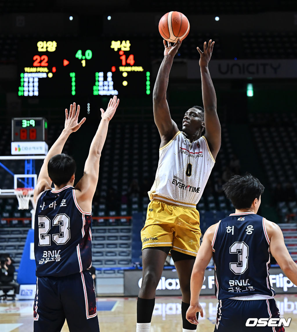 4일 부산 사직체육관에서 2025-2026 LG전자 프로농구 부산 KCC와 안양 정관장의 경기가 열렸다. 2025 KBL 신인선수 드래프트에서 전체 3순위로 입단한 윤기찬이 홈에서 첫 데뷔전 경기에 나섰다.안양 정관장 조니 오브라이언트가 부산 KCC 윌리엄 나바로의 마크를 피해 골밑슛을 시도하고 있다. 2025.12.04 / foto0307@osen.co.kr