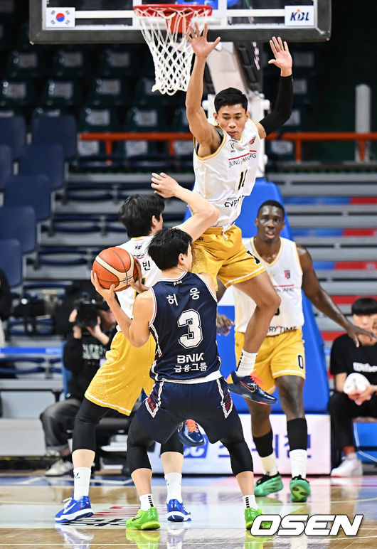 [OSEN=부산, 이석우 기자] 4일 부산 사직체육관에서 2025-2026 LG전자 프로농구 부산 KCC와 안양 정관장의 경기가 열렸다.  2025 KBL 신인선수 드래프트에서 전체 3순위로 입단한 윤기찬이 홈에서 첫 데뷔전 경기에 나섰다.안양 정관장 렌즈 아반도가 부산 KCC 허웅의 슛 시도를 점프로 수비하고 있다. 2025.12.04 / foto0307@osen.co.kr