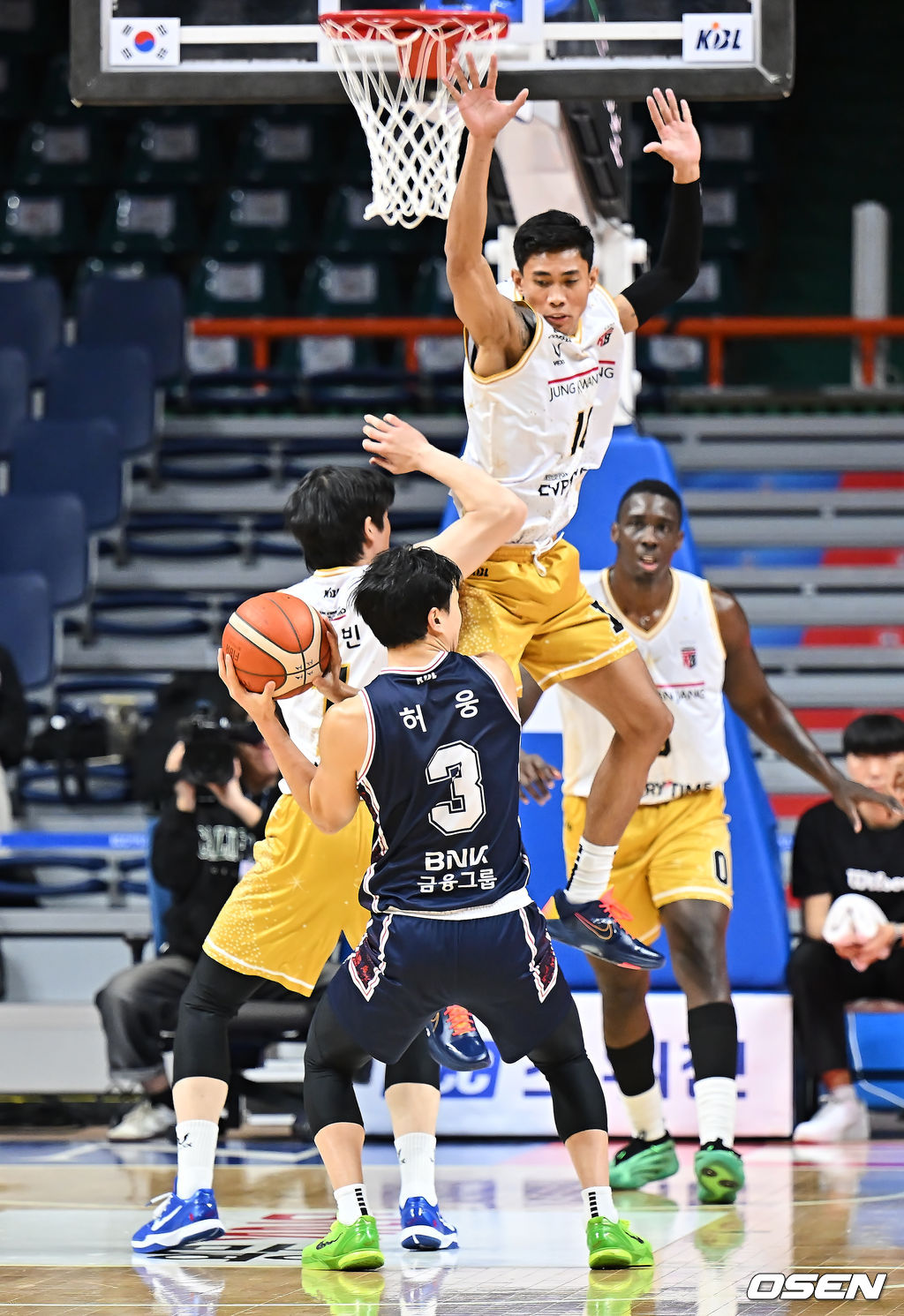 4일 부산 사직체육관에서 2025-2026 LG전자 프로농구 부산 KCC와 안양 정관장의 경기가 열렸다. 2025 KBL 신인선수 드래프트에서 전체 3순위로 입단한 윤기찬이 홈에서 첫 데뷔전 경기에 나섰다.안양 정관장 렌즈 아반도가 부산 KCC 허웅의 슛 시도를 점프로 수비하고 있다. 2025.12.04 / foto0307@osen.co.kr