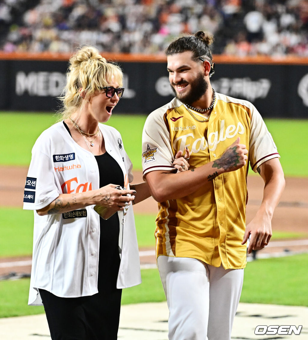 12일 오후 대전 한화생명볼파크에서 2025 신한 SOL뱅크 KBO 올스타전이 열렸다.13년 만에 대전에서 열리는 KBO 올스타전은 드림 올스타와 나눔올스타 대표로 나선 총 30명의 선수가 치열한 승부를 펼친다.클리닝 타임, 한화 폰세가 아내와 즐거운 시간을 보내고 있다. 2025.07.12 / jpnews@osen.co.kr