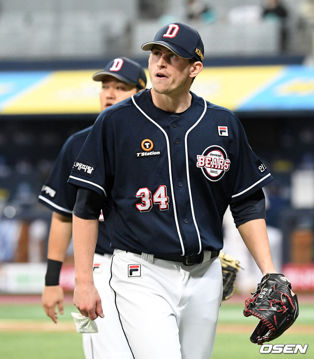 23일 오후 서울 고척스카이돔에서 '2020 신한은행 SOL KBO리그' 한국시리즈 5차전 NC 다이노스와 두산 베어스의 경기가 열렸다.3회말 2사에서 두산 플렉센이 NC 권희동을 삼진으로 처리하고 더그아웃으로 가고 있다. /sunday@osen.co.kr