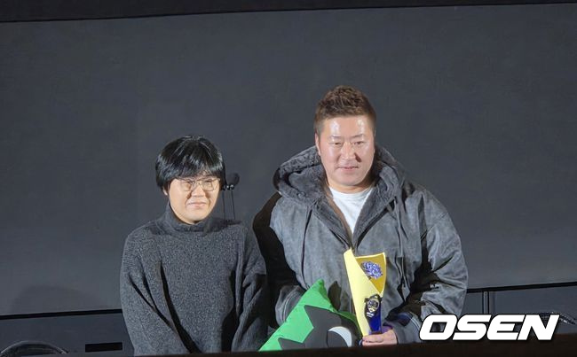 최형우는 4일 서울 영등포 타임스퀘어 CGV 영등포 스크린X관에서 열린 스포츠서울 ‘올해의 상' 시상식에서 올해의 기록상을 수상했다. /orange@osen.co.kr