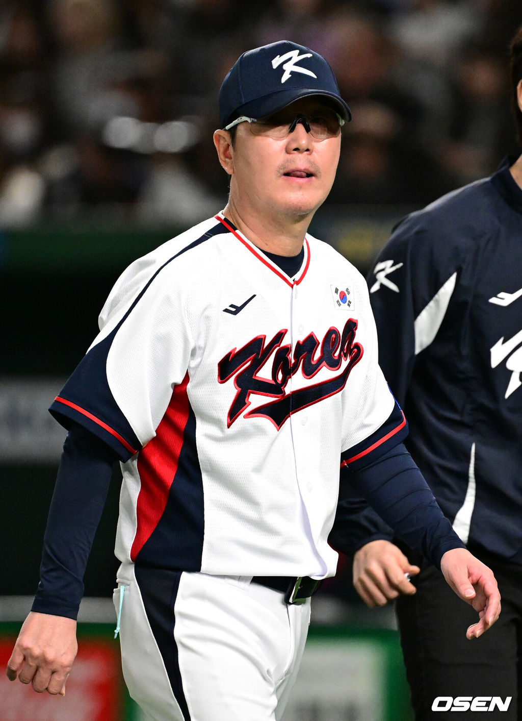 16일 오후 일본 도쿄돔에서  ‘2025 NAVER K-BASEBALL SERIES’ 대한민국과 일본의 2차전 경기가 열렸다.한국은 정우주, 일본은 카네마루 유메토를 선발투수로 내세웠다.7회말 1사 만루에서 대한민국 류지현 감독이 교체를 지시하고 있다. 2025.11.16 /cej@osen.co.kr