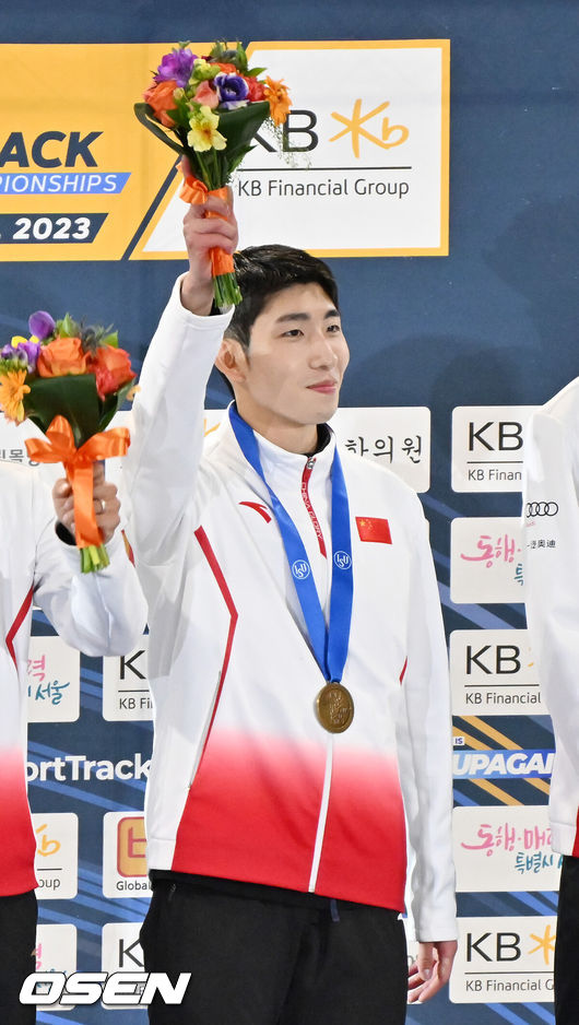 [OSEN=민경훈 기자] 12일 서울 목동 아이스링크에서 '2023 KB금융 국제빙상경기연맹(ISU) 쇼트트랙 세계선수권대회' 본선 경기가 진행됐다.남자계주 5,000m에서 금메달을 거둔 중국의 린샤오쥔(한국 이름 임효준)포즈를 취하고 있다. 2023.03.12 / rumi@osen.co.kr