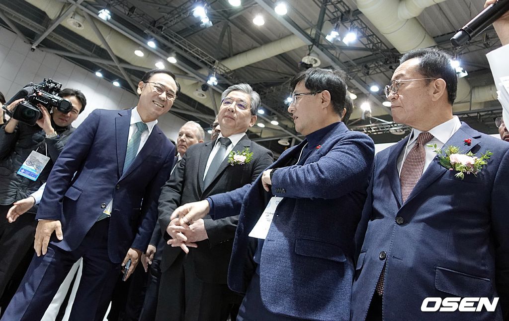 이용배 현대로템 대표이사, 장재훈 현대차그룹 부회장, 김성환 기후에너지환경부 장관(왼쪽부터)이 월드 하이드로젠 엑스포 2025에 설치된 현대차 부스를 돌아보며 담소를 나누고 있다. 