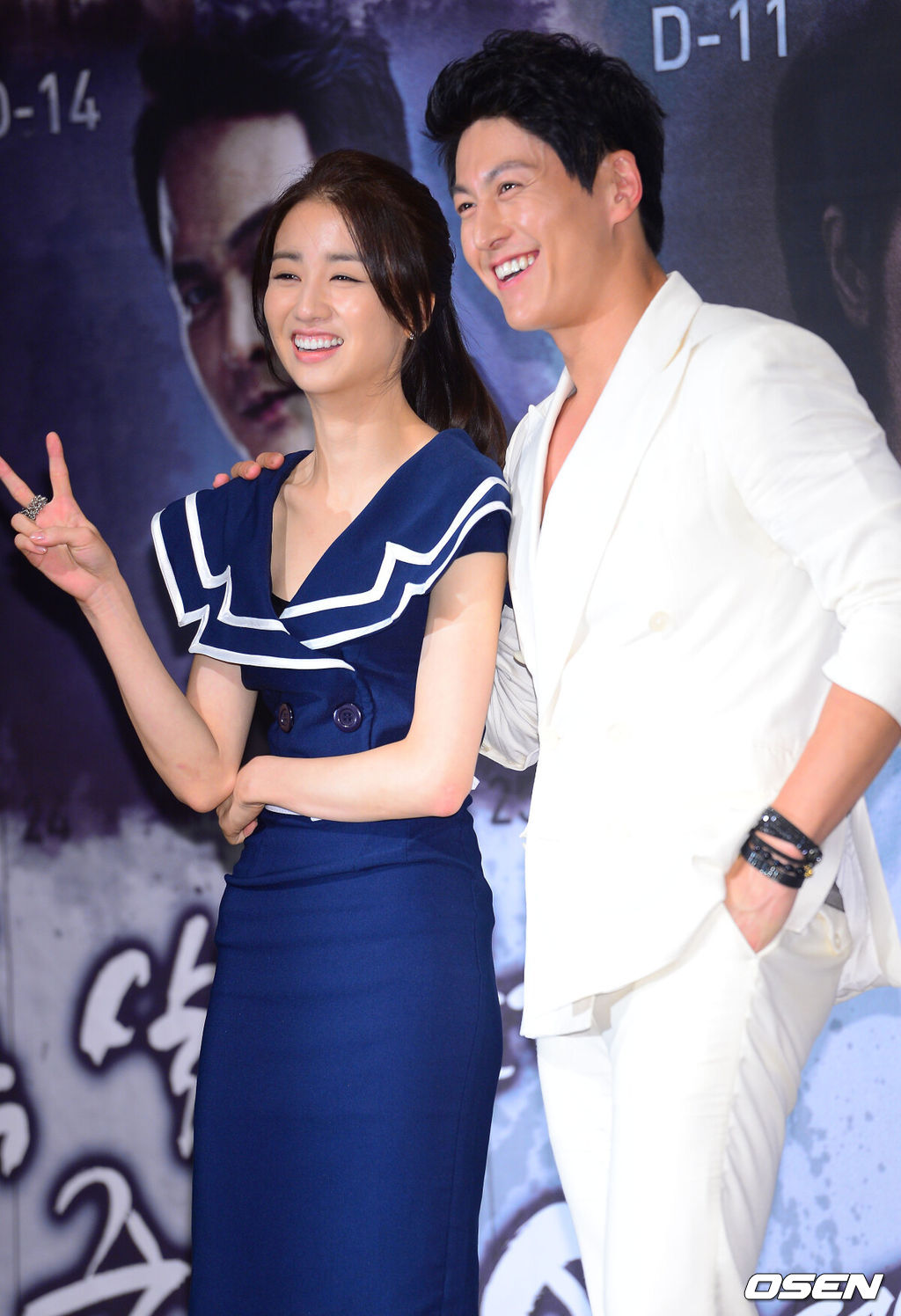 31일 오후 서울 논현동 컨벤션헤리츠에서 진행된 MBC 새 수목드라마 '투윅스'(극본 소현경 연출 손형석, 최정규) 제작발표회에서 배우 박하선과 류수영이 포즈를 취하고 있다드라마 '투윅스'는 의미 없는 삶을 살다 살인누명을 쓴 한 남자가 자신에게 백혈병에 걸린 어린 딸이 있다는 사실을 알게 되고 딸의 생명을 살리기 위해 고군분투하는 2주간의 이야기를 그리는 드라마다. '내 딸 서영이'(2012), '찬란한 유산'(2009) 등을 집필한 소현경 작가와 '개인의 취향'(2010), '굳세어라 금순아'(2005) 등을 연출한 손형석 PD의 만남으로 주목받고 있다. '여왕의 교실' 후속으로 오는 8월 7일 오후 10시에 방송된다. / soul1014@osen.co.kr