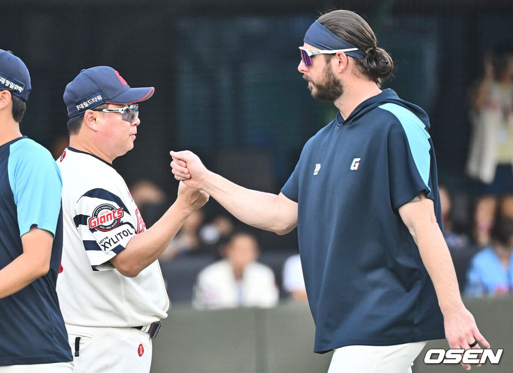 15일 부산 사직야구장에서 2024 신한 SOL 뱅크 KBO 리그 롯데 자이언츠와 한화 이글스의 경기가 열렸다. 홈팀 롯데는 윌커슨이 선발 출전하고 한화는 와이스가 선발 출전했다.롯데 자이언츠 윌커슨이 한화 이글스에 16-9로 승리한 후 김태형 감독과 기쁨을 나누고 있다. 2024.09.15 / foto0307@osen.co.kr