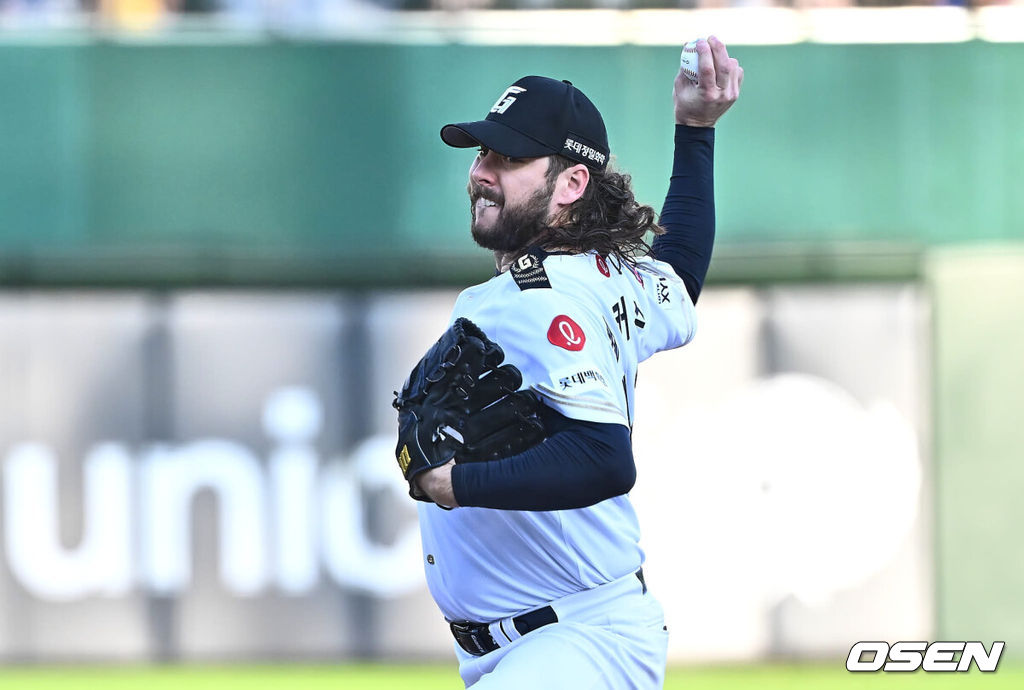 28일 부산 사직야구장에서 2024 신한 SOL 뱅크 KBO 리그 롯데 자이언츠와 한화 이글스의 경기가 열렸다. 홈팀 롯데는 윌커슨이 선발 출전하고 한화는 바리아가 선발 출전했다.롯데 자이언츠 선발 투수 윌커슨이 역투하고 있다. 2024.06.28 / foto0307@osen.co.kr