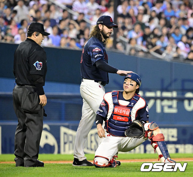[OSEN=잠실, 지형준 기자] 4일 오후 서울 잠실야구장에서 2024 신한 SOL Bank KBO리그 두산 베어스와 롯데 자이언츠의 경기가 열렸다.이날 두산은 곽빈, 롯데는 윌커슨을 선발로 내세웠다.5회말 무사 1루에서 롯데 윌커슨이 두산 전민재의 포수 앞 땅볼에 실책을 범한 손성빈을 격려하고 있다. 2024.07.04 / jpnews@osen.co.kr