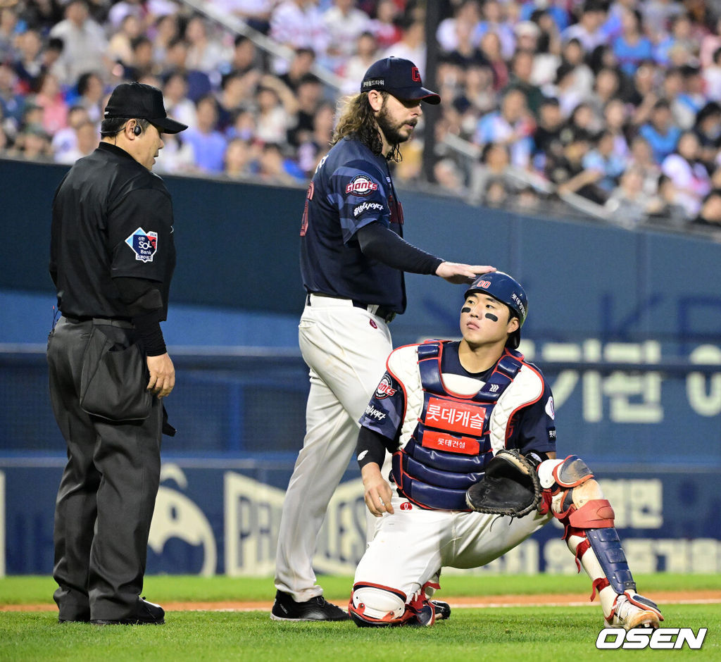 4일 오후 서울 잠실야구장에서 2024 신한 SOL Bank KBO리그 두산 베어스와 롯데 자이언츠의 경기가 열렸다.이날 두산은 곽빈, 롯데는 윌커슨을 선발로 내세웠다.5회말 무사 1루에서 롯데 윌커슨이 두산 전민재의 포수 앞 땅볼에 실책을 범한 손성빈을 격려하고 있다. 2024.07.04 / jpnews@osen.co.kr