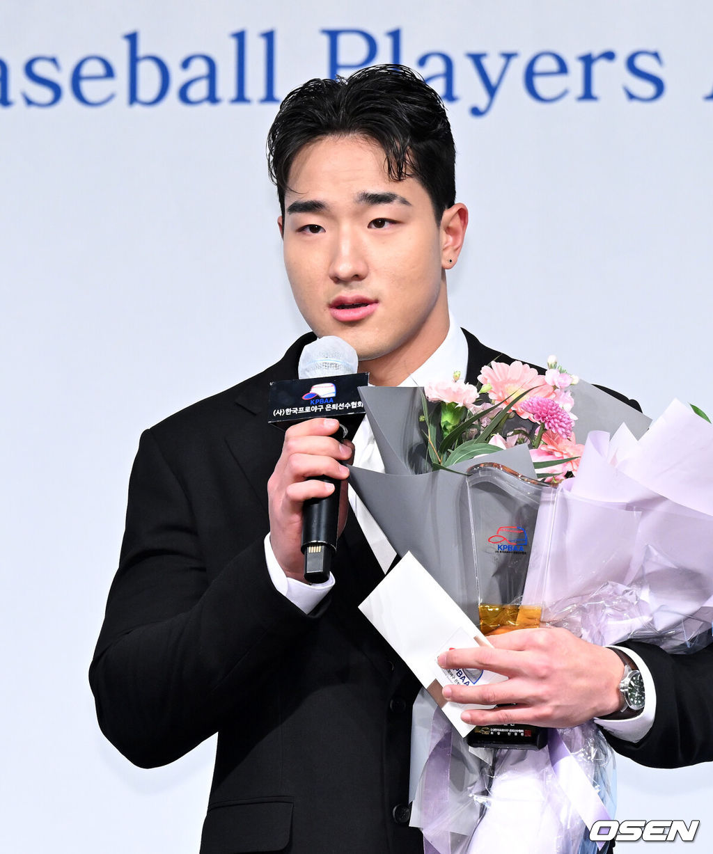 5일 오전 서울 강남구 호텔 리베라에서 제13회 2025 한국프로야구 은퇴선수의 날 시상식이 열렸다.이 시상식은 각지로 흩어져 활동 중인 프로야구 은퇴선수들이 한자리에 모여 한 해 동안 한국 야구의 발전을 위해 달려온 이들에게 감사의 마음을 표하고자 개최하는 행사다.최고의 신인상을 수상한 KT 안현민이 소감을 말하고 있다. 2025.12.05 /sunday@osen.co.kr