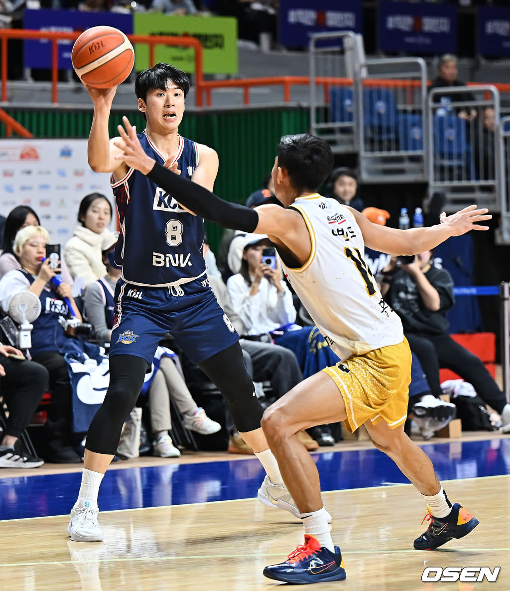 4일 부산 사직체육관에서 2025-2026 LG전자 프로농구 부산 KCC와 안양 정관장의 경기가 열렸다.  2025 KBL 신인선수 드래프트에서 전체 3순위로 입단한 윤기찬이 홈에서 첫 데뷔전 경기에 나섰다. 부산 KCC 윤기찬이 안양 정관장 렌즈 아반도의 마크를 피해 패스하고 있다. 2025.12.04 / foto0307@osen.co.kr