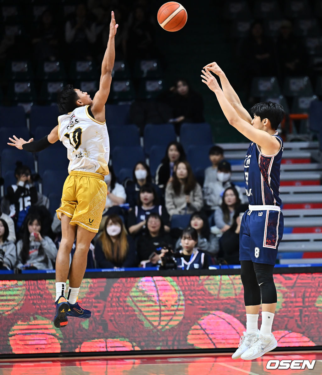 4일 부산 사직체육관에서 2025-2026 LG전자 프로농구 부산 KCC와 안양 정관장의 경기가 열렸다.  2025 KBL 신인선수 드래프트에서 전체 3순위로 입단한 윤기찬이 홈에서 첫 데뷔전 경기에 나섰다.부산 KCC 윤기찬이 첫 3점슛을 시도하고 있다. 2025.12.04 / foto0307@osen.co.kr